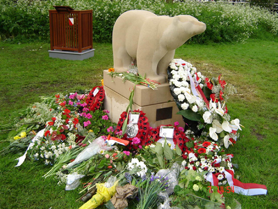 806993 Afbeelding van het monument van de Polar Bears in het Hogelandsepark te Utrecht, tijdens de herdenking van 60 ...